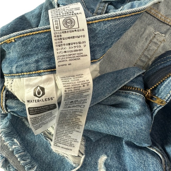 Levi’s High Waisted Mom‎ Shorts - Picture 4 of 8